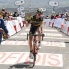 Hivert celebra su triunfo en la meta de La Camperona que lo sitúa también como líder. F. OTERO PERANDONES