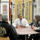 Obama en una reunión, ayer, con trabajadores, fabricantes y pequeños empresarios, en una de las tien