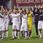 Los jugadores del Real Madrid celebran la consecución del campeonato de liga a la finalización del encuentro que les enfrentó anoche al Athletic de Bilbao.