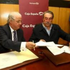 Pedro Brasa, de Caja España, firmó el acuerdo con el alcalde de Camponaraya, Antonio Canedo