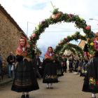 Arcos florales para la procesión de la Virgen y artesanía para los visitantes