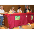 El presidente de Monte Urba, junto a otros miembros y la concejala, Carmen González.