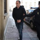 El acusado llegó escoltado por la policía a la Sección Tercera de la Audiencia Provincial. RAMIRO