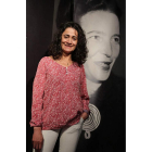 Rosa San Martín, junto a un panel de la exposición sobre Simone de Beauvoir. SECUNDINO PÉREZ