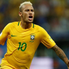 El delantero de Brasil, Neymar, celebra el gol de la victoria de su selección ante Colombia (2-1).