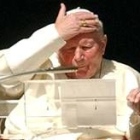 Juan Pablo II, durante un discurso en la ventana  de su habitación, en la plaza de San Pedro