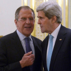 Serguei Lavrov y John Kerry hablan, durante su encuentro en París, este domingo.