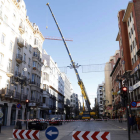 Corte de tráfico ayer en Ordoño II para retirar la grúa.