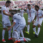 Los jugadores de la Cultural celebran el primer gol de la tarde en el Miniestadi, anotado por el ídolo Álex Gallar. MARCIANO PÉREZ