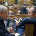 Guerra conversa con su compañero de partido, Barranco, en una imagen de archivo.