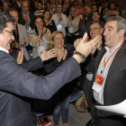 López, efusivo, se dispone a felicitar a Villarrubia tras la votación a su candidatura.