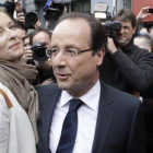 Trierweiler y Hollande, tras votar en la segunda vuelta de las presidenciales en Tulle, en mayo de 2012.