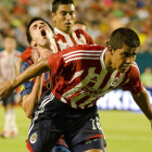 Xavier Baez, del Chivas Guadalajara, choca contra el barcelonista Cuenca durante el amistoso.