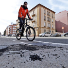 Baches en el carril bici de León