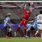 Paulo Dybala marca su primer gol oficial con la Juve, en la final de la Supercopa de Italia en Shangái.