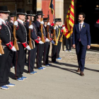 El presidente del Parlament, Roger Torrent, pasa revista a la formación de gala de los Mossos d’Esquadra tras ser elegido. QUIQUE GARCÍA