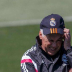 Ancelotti, durante el entrenamiento del Madrid en Valdebebas de este viernes.