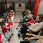 Niños visitando el centro de mayores Conde de Aldama