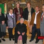 La centenaria Pilar Fernández Acevedo, sentada, junto a sus familiares