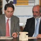 Pablo Sancho Luna y Santos Llamas durante la firma del convenio en la Fundación Carriegos
