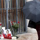 Fotos y flores en recuerdo de Barberá en Valencia. J. CARLOS CÁRDENAS