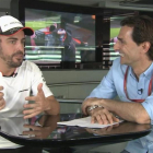 Fernando Alonso charla con Pedro Martínez de la Rosa.