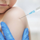 Un niño recibe una vacuna. EFE