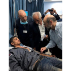 El primer ministro de Jordania Omar al-Razzaz  visita a un herido en un hospital en Amman  Jordania.