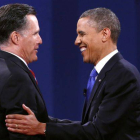 Romney y Obama se saludan antes de iniciar el debate que tuvo lugar en Florida.
