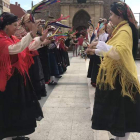 Decenas de personas participan en la fiesta del peregrino, que saca a relucir las tradiciones y el folklore bañezano, desde la plaza Mayor hasta el albergue. A.V.