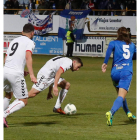 Álex Gallar, con el balón en los pies, trata de irse de la defensa de la Ponferradina en un lance del encuentro. MARCIANO PÉREZ