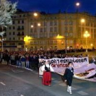 Un millar de personas se manifestaron anoche en San Sebastián a favor de los presos de ETA