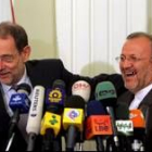 El ministro iraní de Asuntos Exteriores, Manucher Mottaki, da la bienvenida a Javier Solana