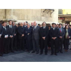 Rajoy y Cospedal acompañados de diputados y concejales guardan un minuto de silencio por Isabel Carrasco a la puerta de la Diputación
