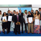 Foto de familia de los premiados, entre ellos Jesús Salvadores (tercero por la derecha), con Juan Vicente Herrera.