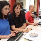 Alicia Gallego González, alcaldesa de Santa María del Páramo, junto a Susana Vergara Pedreira, redactora jefa del Diario de León, en la Redacción del periódico durante el encuentro digital con los lectores. RAMIRO