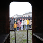 Foto de familia de los ucranios que han encontrado refugio en Fabero, vista desde el interior de los viejos vagones mineros que se conservan en el Pozo Julia. ANA F. BARREDO