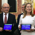 Cristóbal Montoro entrega a Ana Pastor el proyecto de Presupuestos Generales del Estado. J. J. GUILLÉN