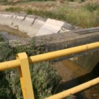 El canal del Páramo, sin agua, en un tramo próximo a la ribera del Órbigo, ayer tarde