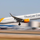 Un avión de Thomas Cook despega del aeropuerto de Mallorca.