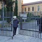Empleados de San Marcos se dirigen a la asamblea, el viernes, tras el cierre del hostal. SECUNDINO PÉREZ