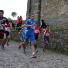 Los primeros corredores en la salida de la etapa desde Villafranca del Bierzo.