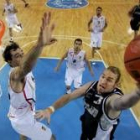 Vlado Scepanovic intenta zafarse de la presencia de Yao Ming