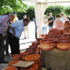 Los artesanos muestran sus piezas en la plaza Santa Bárbara.