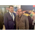 Mañueco, con el alcalde de La Bañeza, Javier Carrera. DL