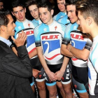 Alberto Contador, en Segovia, junto a los integrantes de su equipo júnior de ciclismo.