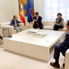 Sánchez y la ministra de Trabajo con la patronal y sindicatos. MOYA