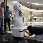Expertos en informática preparan en el campus de Vegazana a Gualzru, el robot que trabaja.