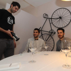 Rubén y Sergio Rodríguez, de Doce Torres, y Samuel Naveira, del Restaurante Muna. ANA F. BARREDO