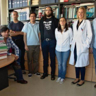 El equipo de la Universidad de Oviedo y del Hospital Universitario Central de Asturias, encabezado por Carlos López-Otín (segundo por la izquierda), que ha identificado un gen cuyas mutaciones causan alteraciones cardiacas.